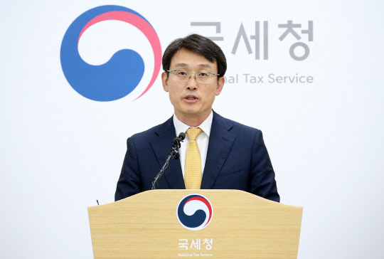 이준호 국세청 조사국장이 19일 세종시 국세청에서 탈세혐의를 받고 있는 219명에 대해 대대적 세무조사에 착수하겠다는 내용의 브리핑을 하고 있다. <국세청 제공>